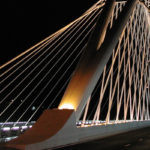 Vista del puente iluminado